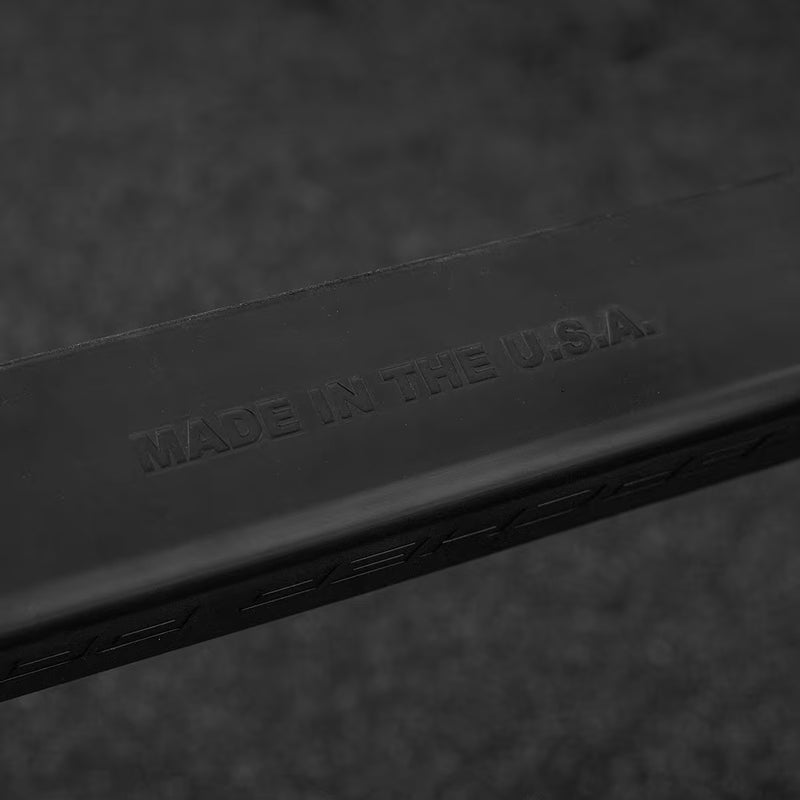 AbMat ザーチャーパッド ブラック 側面に刻印されたMADE IN THE USAロゴを斜めから捉え表面質感と文字の凹凸が分かる構図