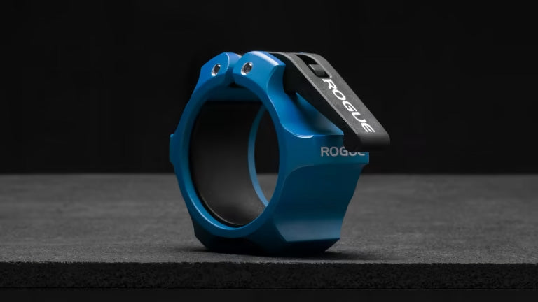 ROGUE USA アルミニウムカラー セラコート ブルー、単体を斜め横から捉えたクローズアップ、ブルーアルミボディとレバー式クランプ構造が分かるバーベルカラー