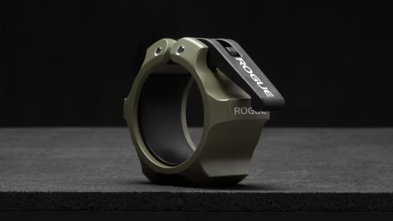 ROGUE USA アルミニウムカラー セラコート オリーブドラブ、単体を低い角度から捉えた斜めビュー、アルミ製クランプ形状とブラックレバー構造が分かるバーベルカラー
