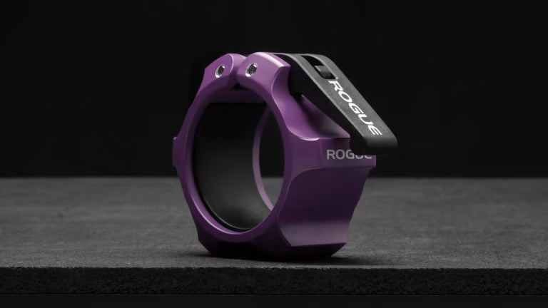 ROGUE USA アルミニウムカラー セラコート パープル、単体を斜め横から捉えたディテールビュー、アルミボディの立体形状と固定レバーが確認できるバーベルカラー