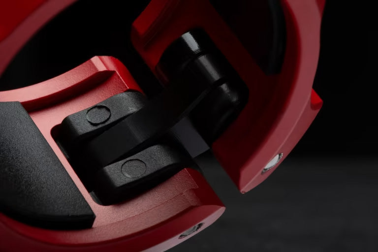 ROGUE USA アルミニウムカラー セラコート レッド、バーベルシャフトへ取り付ける様子を斜めから捉えた使用シーン、レバー式クランプ機構が確認できるバーベルカラー