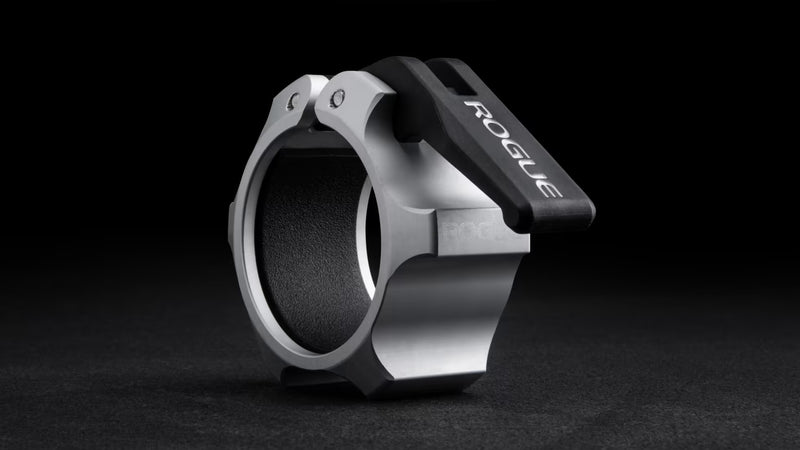 ROGUE USA アルミニウムカラー シルバー、単体を斜め前方から捉えた全体ビュー、アルミ削り出しボディとブラックレバー構造が分かるバーベルカラー
