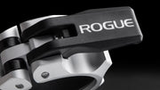 ROGUE USA アルミニウムカラー シルバー、ロックオープンレバーの可動部を斜め上から捉えたクローズアップ、スナップフレクシャー構造が分かるバーベルカラー