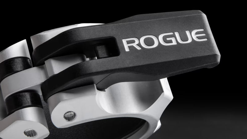 ROGUE USA アルミニウムカラー シルバー、ロックオープンレバーの可動部を斜め上から捉えたクローズアップ、スナップフレクシャー構造が分かるバーベルカラー