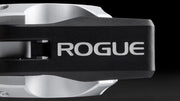 ROGUE USA アルミニウムカラー シルバー、レバー部分のROGUEロゴを横方向から捉えたディテールビュー、ナイロンレバーとアルミボディの質感が分かるバーベルカラ