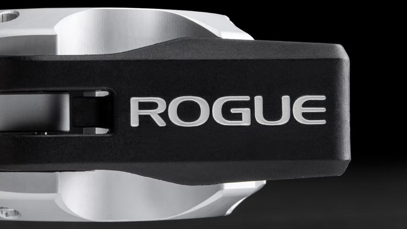 ROGUE USA アルミニウムカラー シルバー、レバー部分のROGUEロゴを横方向から捉えたディテールビュー、ナイロンレバーとアルミボディの質感が分かるバーベルカラ