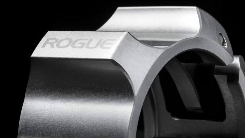 ROGUE USA アルミニウムカラー シルバー、内側ラバーライニングを斜めから拡大したディテールビュー、バーベル保護用ゴムライニング構造が分かるバーベルカラー