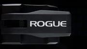 ROGUE アルミニウムカラー マグネティック ブラック のロゴ刻印とレバー部をクローズアップした質感が分かる正面寄りビュー