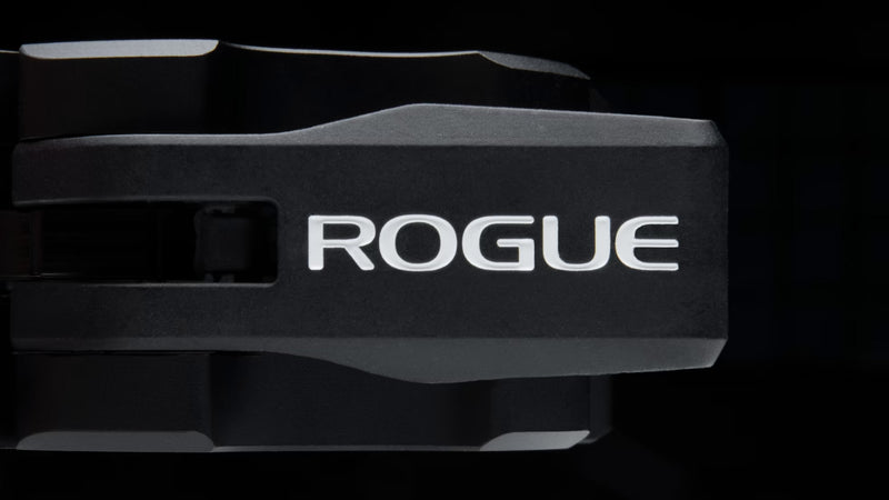 ROGUE アルミニウムカラー マグネティック ブラック のロゴ刻印とレバー部をクローズアップした質感が分かる正面寄りビュー