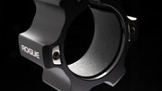 ROGUE アルミニウムカラー マグネティック ブラック の内側ラバーライニングと固定ボルト周辺を斜めから捉えた詳細構造ビュー