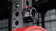 ROGUE HG3.0 カラー マグネティック ブラックのペアを斜め前方から捉えた角度。赤いロックタブとクランプ構造、コンパクトなボディ形状が確認できる視点