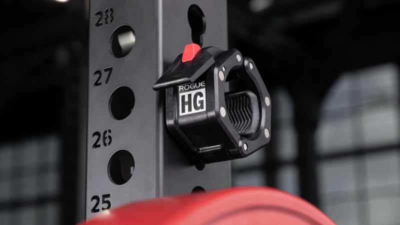 ROGUE HG3.0 カラー マグネティック ブラックのペアを斜め前方から捉えた角度。赤いロックタブとクランプ構造、コンパクトなボディ形状が確認できる視点