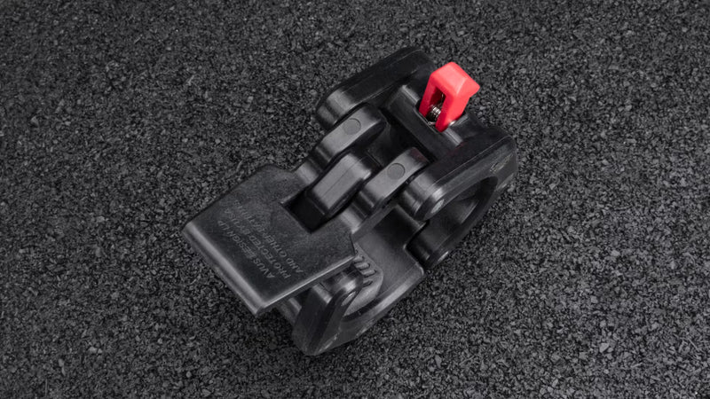 ROGUE HG3.0 カラー マグネティック ブラックのロックタブ部分を上面から捉えた角度。スプリング式タブとクランプ機構の構造が分かるディテール視点