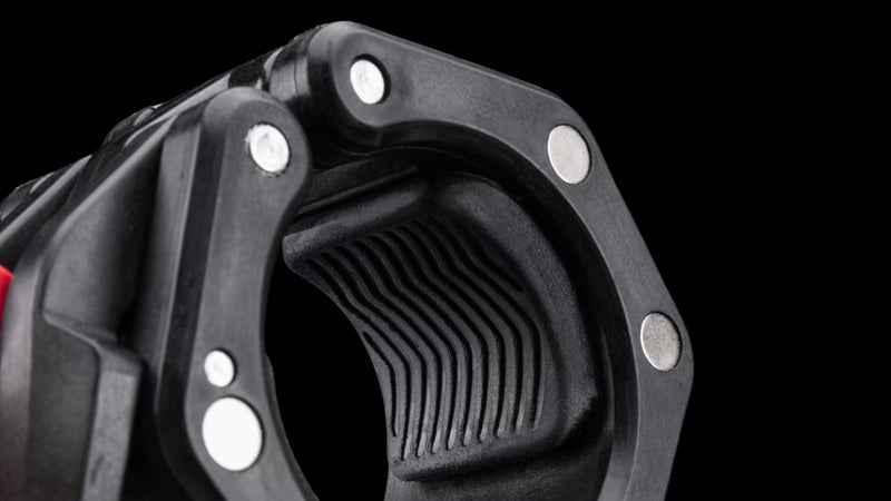ROGUE HG3.0 カラー マグネティック ブラックのロックタブ周辺を斜め横から接写した角度。赤いタブとクランプヒンジ、堅牢な構造が確認できる視点
