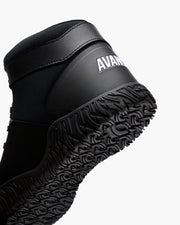 AVANCUS APEX POWER V3.0 ハイトップ ステルスブラックのベアフットシューズを斜め前方から左右セットで捉え、アッパー全体のシルエットとトゥ形状、ボリューム感が分かる構図
