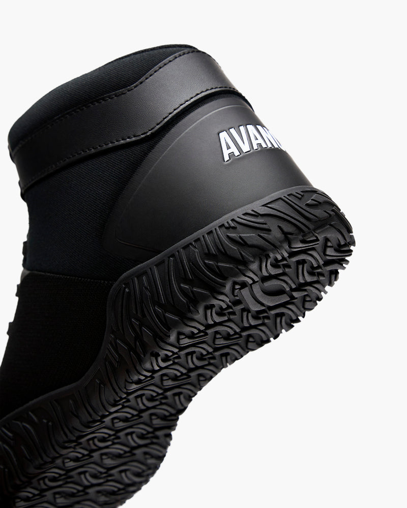 AVANCUS APEX POWER V3.0 ハイトップ ステルスブラックのベアフットシューズを斜め前方から左右セットで捉え、アッパー全体のシルエットとトゥ形状、ボリューム感が分かる構図