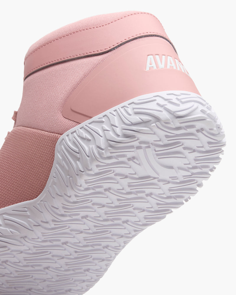 AVANCUS APEX POWER V3.0 ハイトップ レイビングローズのベアフットシューズを踵側斜め下から捉え、ヒール補強パーツとホワイトアウトソールのグリップパターンが確認できるクローズアップ