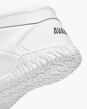 AVANCUS APEX POWER V3.0 ハイトップ クリスプホワイトのベアフットシューズを斜め前方から左右セットで捉え、アッパー全体の立体感とトゥ形状、ボリュームバランスが分かる構図