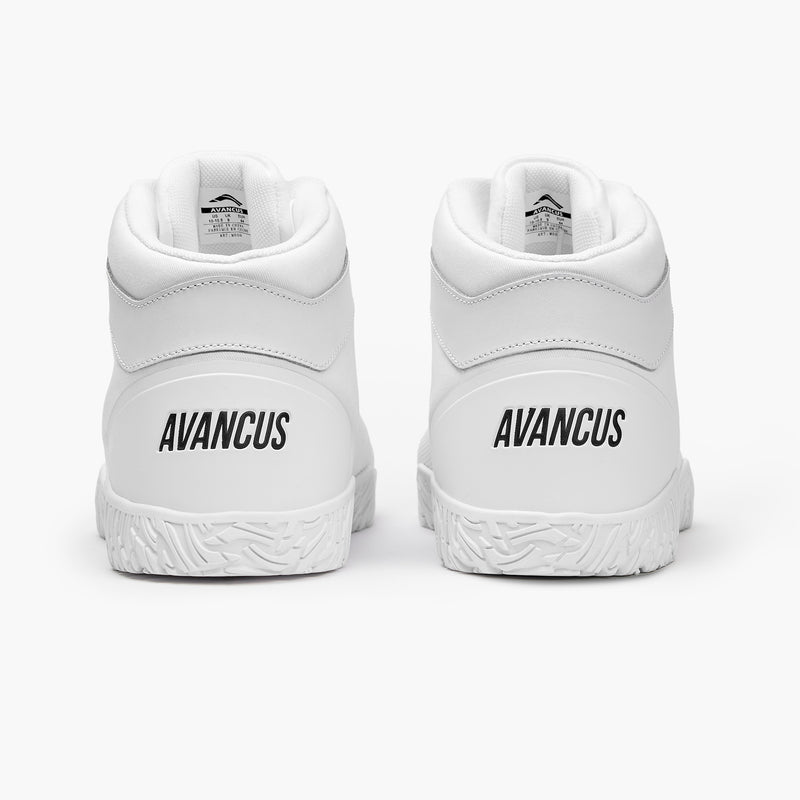 AVANCUS APEX POWER V3.0 ハイトップ クリスプホワイトのベアフットシューズを真後ろから左右揃えて捉え、ヒールカウンター形状と踵周りのホールド構造が分かる構図