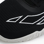 AVANCUS APEX POWER V3.0 ゴーストのつま先周辺を斜め前方から拡大して捉え、アッパーの編み目構造とトゥ周りの形状、ソール立ち上がりが分かるクローズアップ