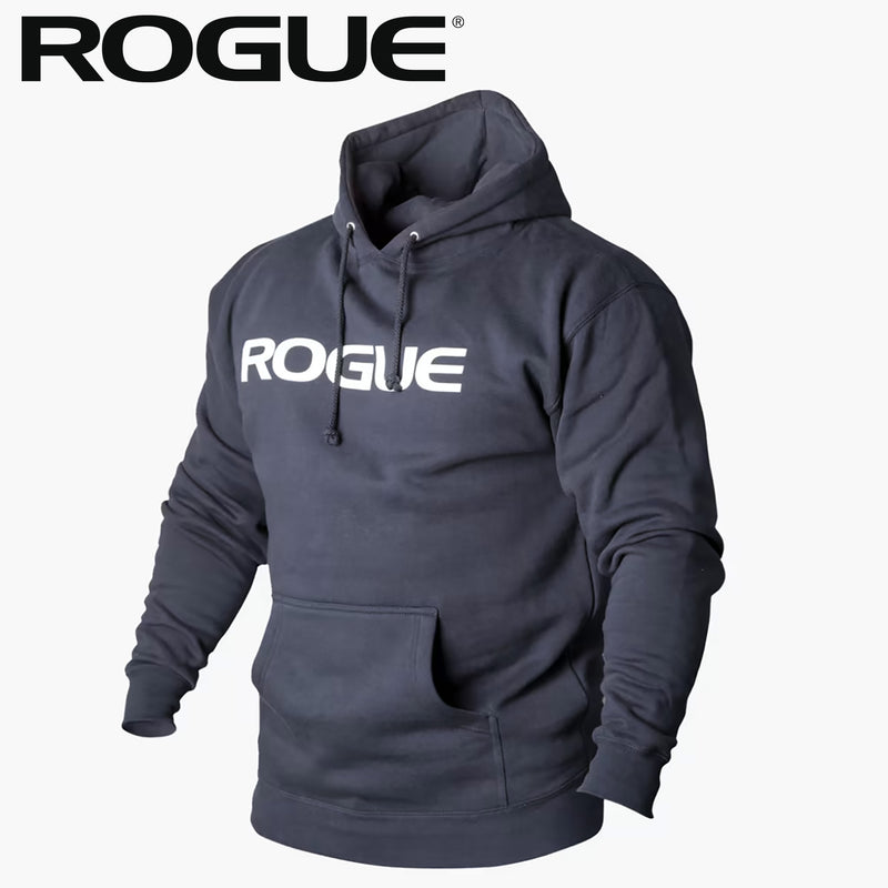 ROGUE ベーシック パーカー ネイビーカラー を正面斜めから捉え、フードの立体形状と胸元ロゴ、落ち着いた色調のシンプルなシルエットが分かるメンズパーカーの外観