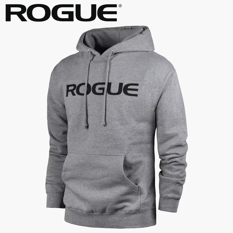 ROGUE ベーシック パーカー グレーカラー を正面斜めから捉え、フードの立体感と胸元ロゴ、落ち着いた色味の生地感が分かるメンズパーカーの外観