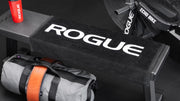 ROGUE ジムタオル ブラック をベンチ上に敷いた使用シーンを斜め前方から捉えたトレーニング環境イメージ