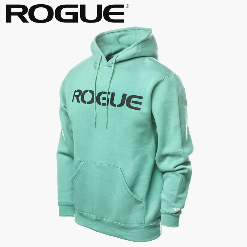 ROGUE ベーシック パーカー ミントカラー を正面斜めから捉え、フードの立体感と胸元ロゴ、爽やかな色味が際立つシンプルなシルエットが分かるメンズパーカーの外観