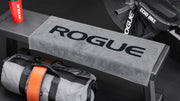 ROGUE ジムタオル グレー をベンチ上に敷いた状態を斜め前方から捉えた使用シーンと質感が分かるカット