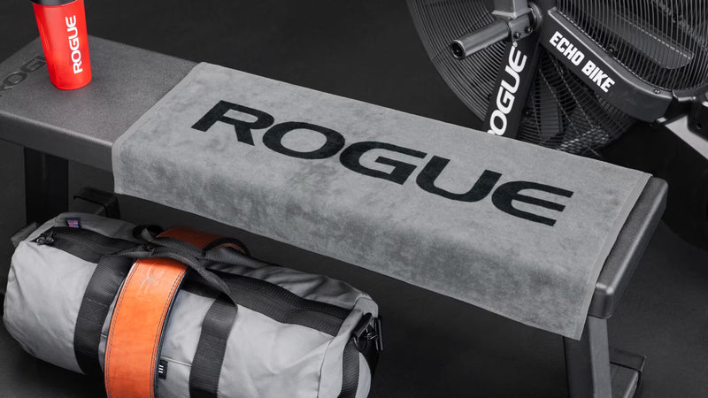 ROGUE ジムタオル グレー をベンチ上に敷いた状態を斜め前方から捉えた使用シーンと質感が分かるカット