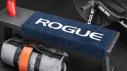 ROGUE ジムタオル ネイビー をベンチ上に敷いた状態を斜め前方から捉えた使用シーンと生地質感が分かるカット