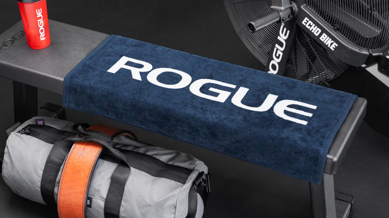 ROGUE ジムタオル ネイビー をベンチ上に敷いた状態を斜め前方から捉えた使用シーンと生地質感が分かるカット