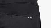 ROGUE メンズジョガーパンツ ブラックの背面ポケット部分を接写したディテールでヒップポケット構造とROGUEタグ配置が分かるデザイン