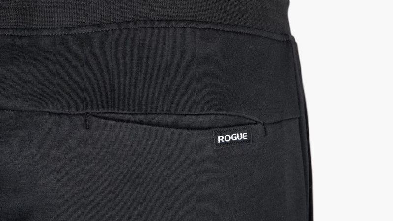 ROGUE メンズジョガーパンツ ブラックの背面ポケット部分を接写したディテールでヒップポケット構造とROGUEタグ配置が分かるデザイン