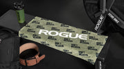 ROGUE ジムタオル ミリタリーグリーン をベンチ上に敷いた状態を斜め前方から捉えた使用シーンと総柄プリントの視認性が分かるカット
