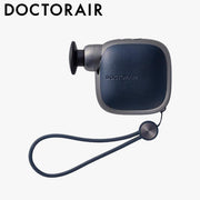 DOCTORAIR エクサガンポケット ブラックを正面から捉えた全体。コンパクトな本体、振動ヘッド、携帯に便利なストラップを確認できるデザイン