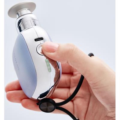 DOCTORAIR エクサガンポケット ブルーの側面を手元から捉えたクローズアップ。操作ボタン、充電端子、振動レベル表示部を確認できる
