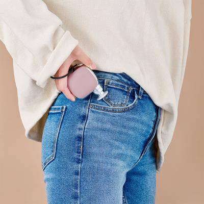 DOCTORAIR エクサガンポケット ピンクをパンツのポケットに入れて持ち運ぶ様子。外出時にも携帯しやすい小型・軽量設計を表現