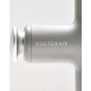 DOCTORAIR エクサガンLUXE ブラックの本体先端を横から捉え、標準アタッチメント装着部とDOCTORAIRロゴをクローズアップした構成