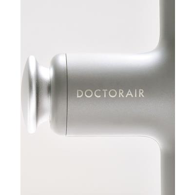 DOCTORAIR エクサガンLUXE ブラックの本体先端を横から捉え、標準アタッチメント装着部とDOCTORAIRロゴをクローズアップした構成
