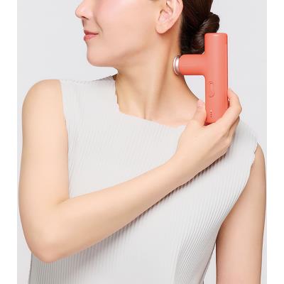 DOCTORAIR エクサガンLUXE ブラックを首まわりに当てた使用例。片手で本体を持ち、首筋へアタッチメントを当てる状態を確認できる構成