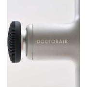 DOCTORAIR エクサガンLUXE ブラックの本体先端を横から捉え、凹凸のあるブラシ状アタッチメントを装着した状態を確認できる構成