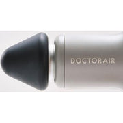 DOCTORAIR エクサガンLUXE ブラックの本体先端を横から捉え、円錐形のポイントアタッチメントを装着した状態を確認できる構成