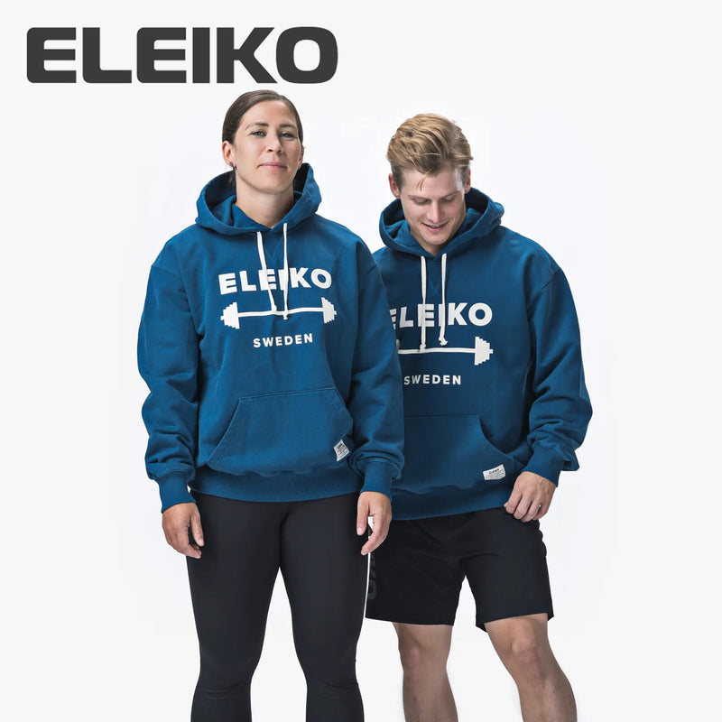 ELEIKO 1957パーカー ブルー 正面全身着用構図、胸ロゴとフード形状・シルエットが分かるスタンダードフィットのパーカーデザイン