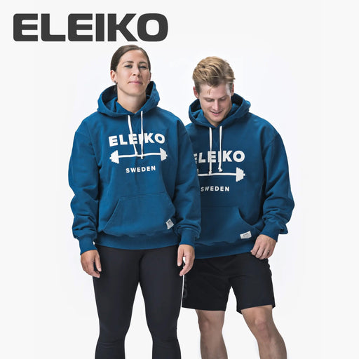 ELEIKO 1957パーカー ブルー 正面全身着用構図、胸ロゴとフード形状・シルエットが分かるスタンダードフィットのパーカーデザイン