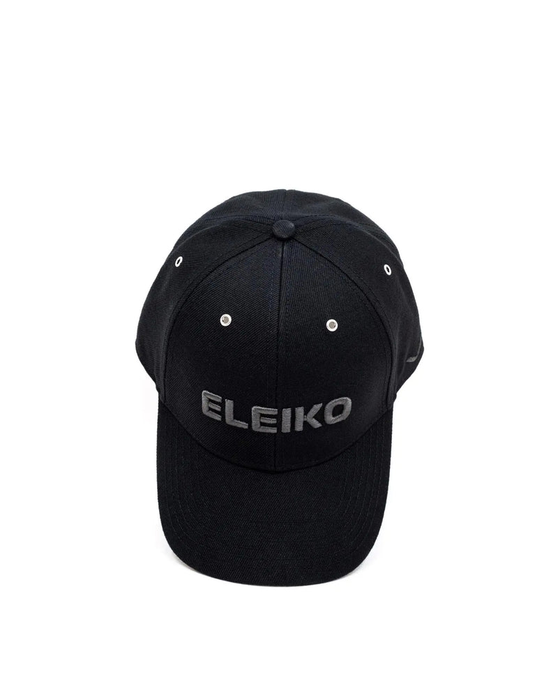 ELEIKOキャップ ジェットブラック 上部からのトップビュー、ベンチレーションホール配置とクラウン縫製ラインが確認できる構図
