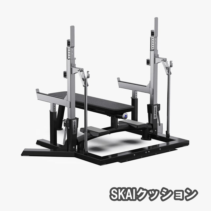 ブラック×シルバーカラーのELEIKO IPFコンペティションコンボラックをベンチ未装着状態で斜め前方から捉え、ラック本体と連結フレームを確認できる構成