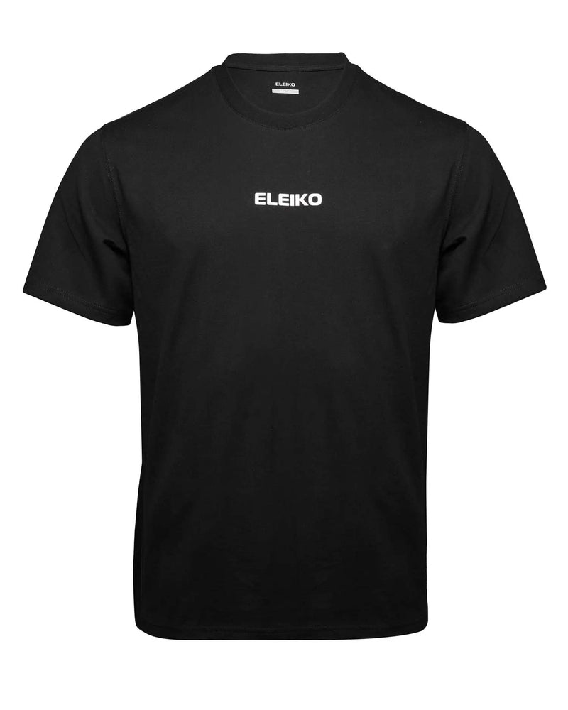 ELEIKO メンズ Tシャツ ブラックの正面全体。クルーネックと半袖デザイン、胸中央に配置された白いELEIKOロゴのディテールが分かる