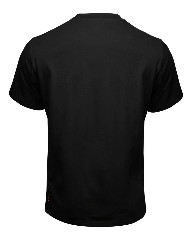 ELEIKO メンズ Tシャツ ブラックの背面全体。シンプルな無地のバックデザインと肩から裾にかけてのシルエット、半袖の形状が分かる