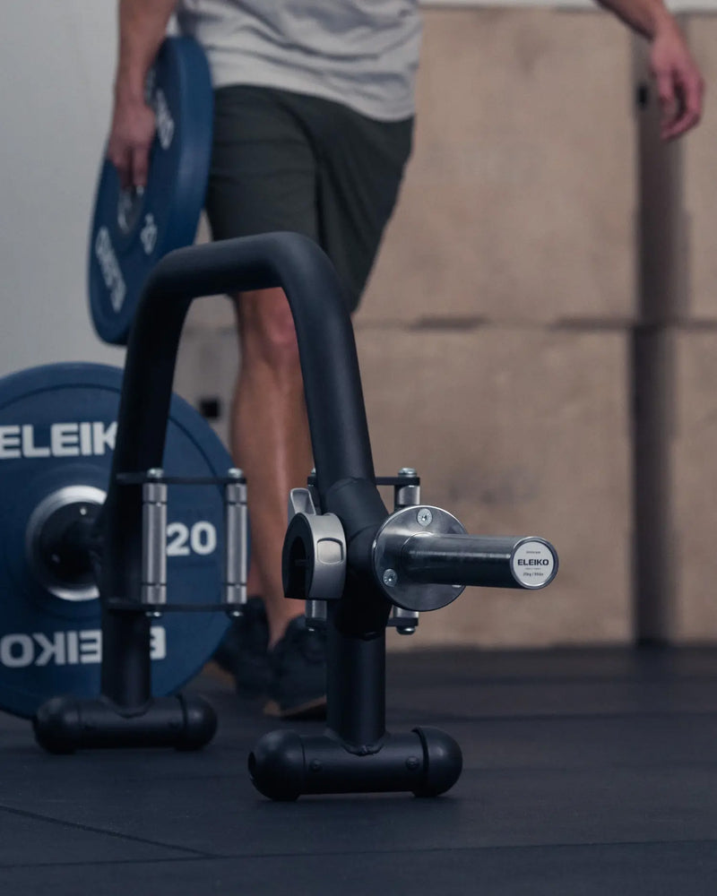 ELEIKO オープンバー ブラック プレート装着時の前方からの使用シーン。20kgプレートを装着した全体と持ち運びしやすいオープンフレーム形状を確認できるスペシャリティーバーベル